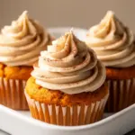 Kürbis-Cupcakes mit Zimt-Frosting - featured image